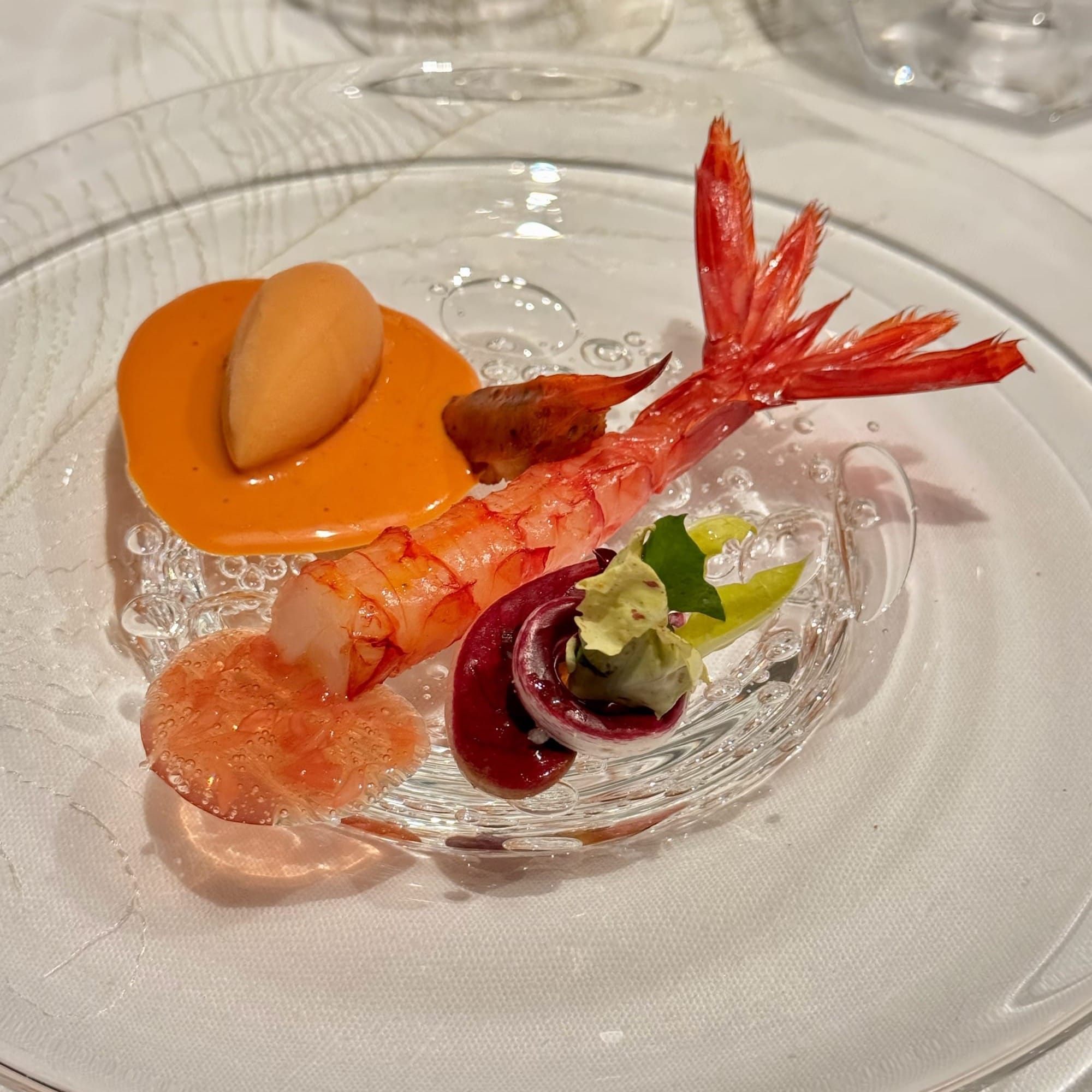 Gambero, radicchio, akazu – for Crème ‘Corail d’Hespéride’” at Plénitude, centred around Donckele’s refined citrus-shell sauce.