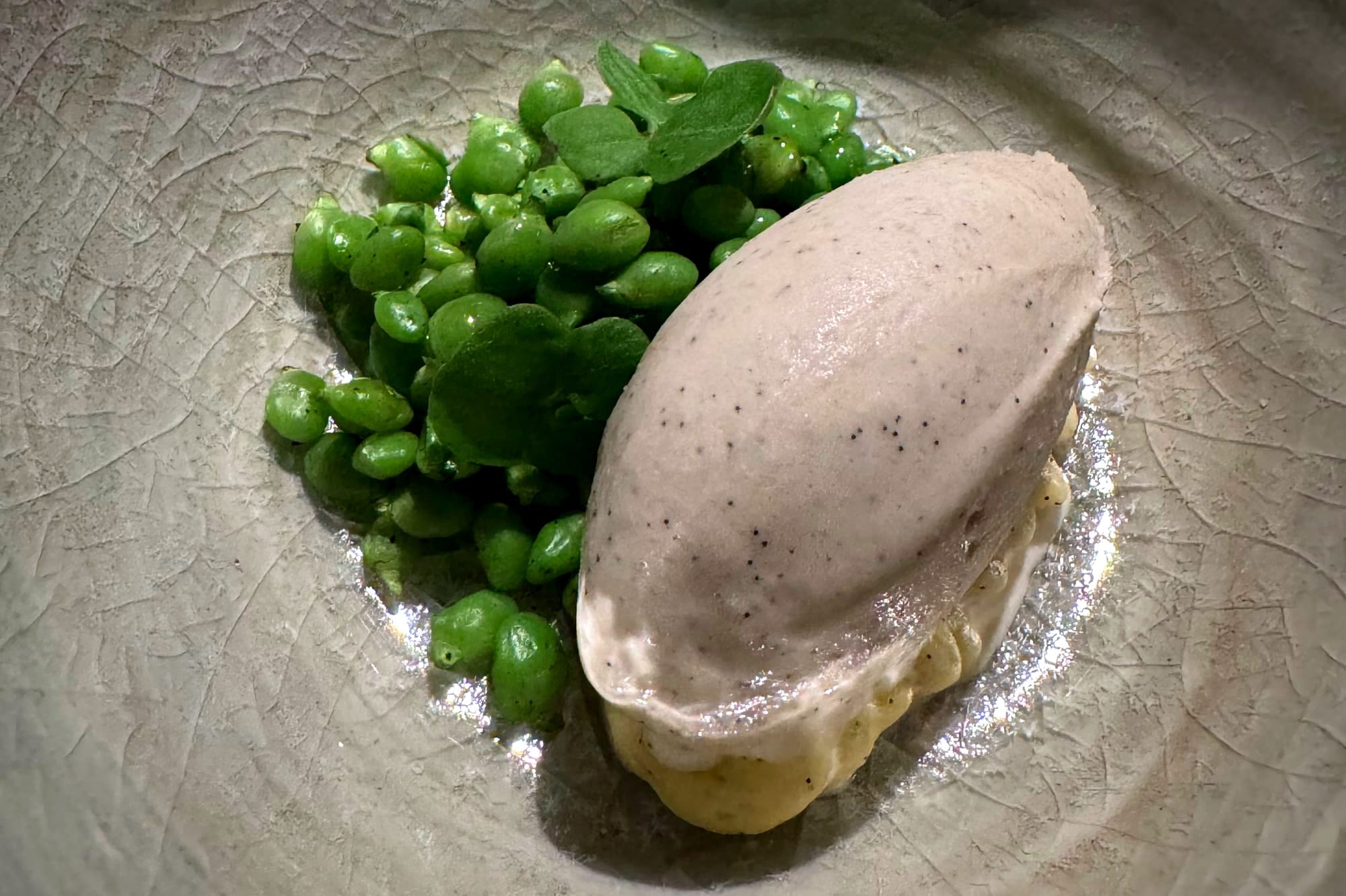 Guisantes lágrima from Maresme and vanilla ice cream - Smoked Room Madrid