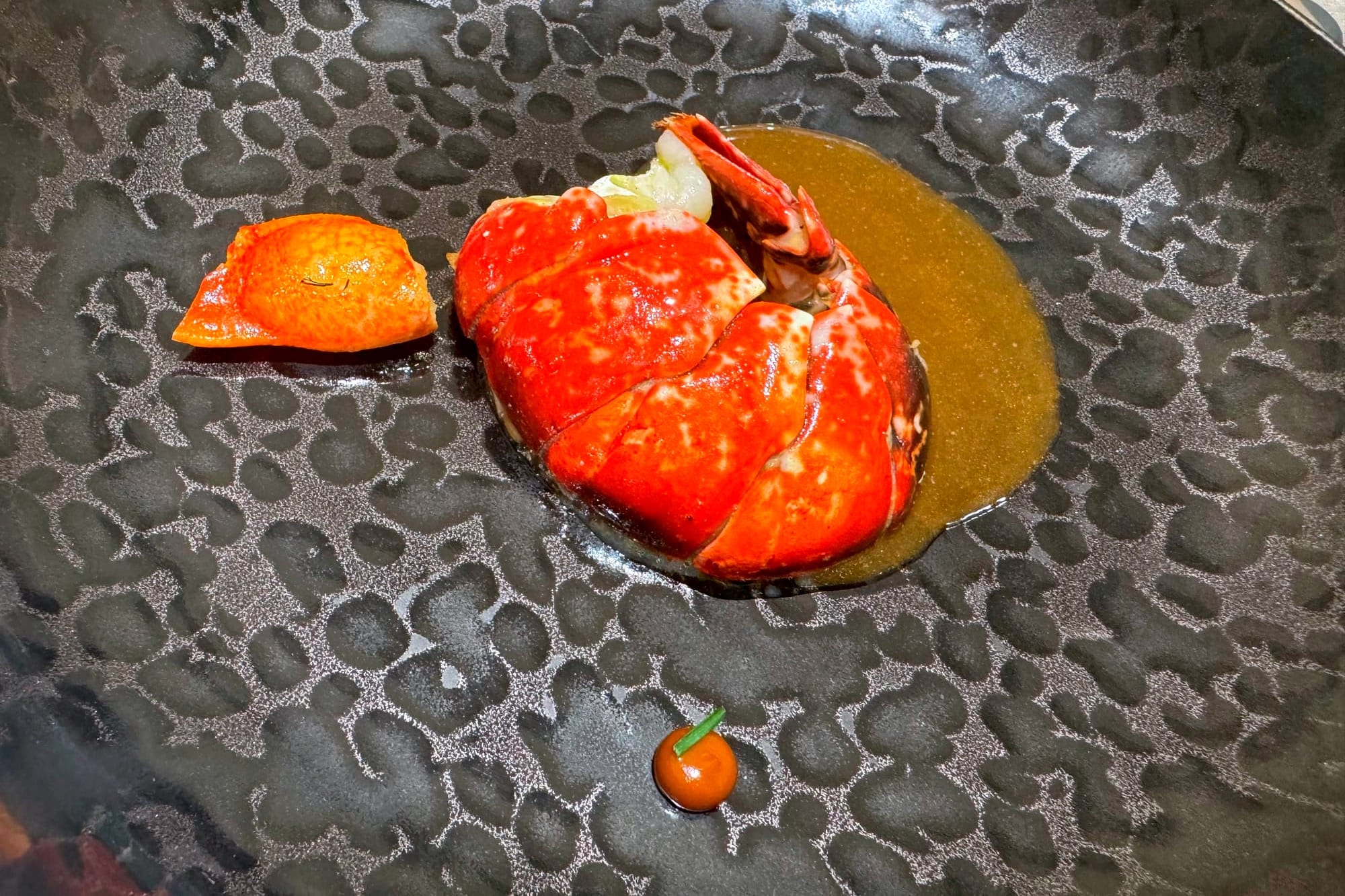Kei Restaurant Paris - Blue lobster, grilled enokis, lemon and walnut condiment, lobster sauce with