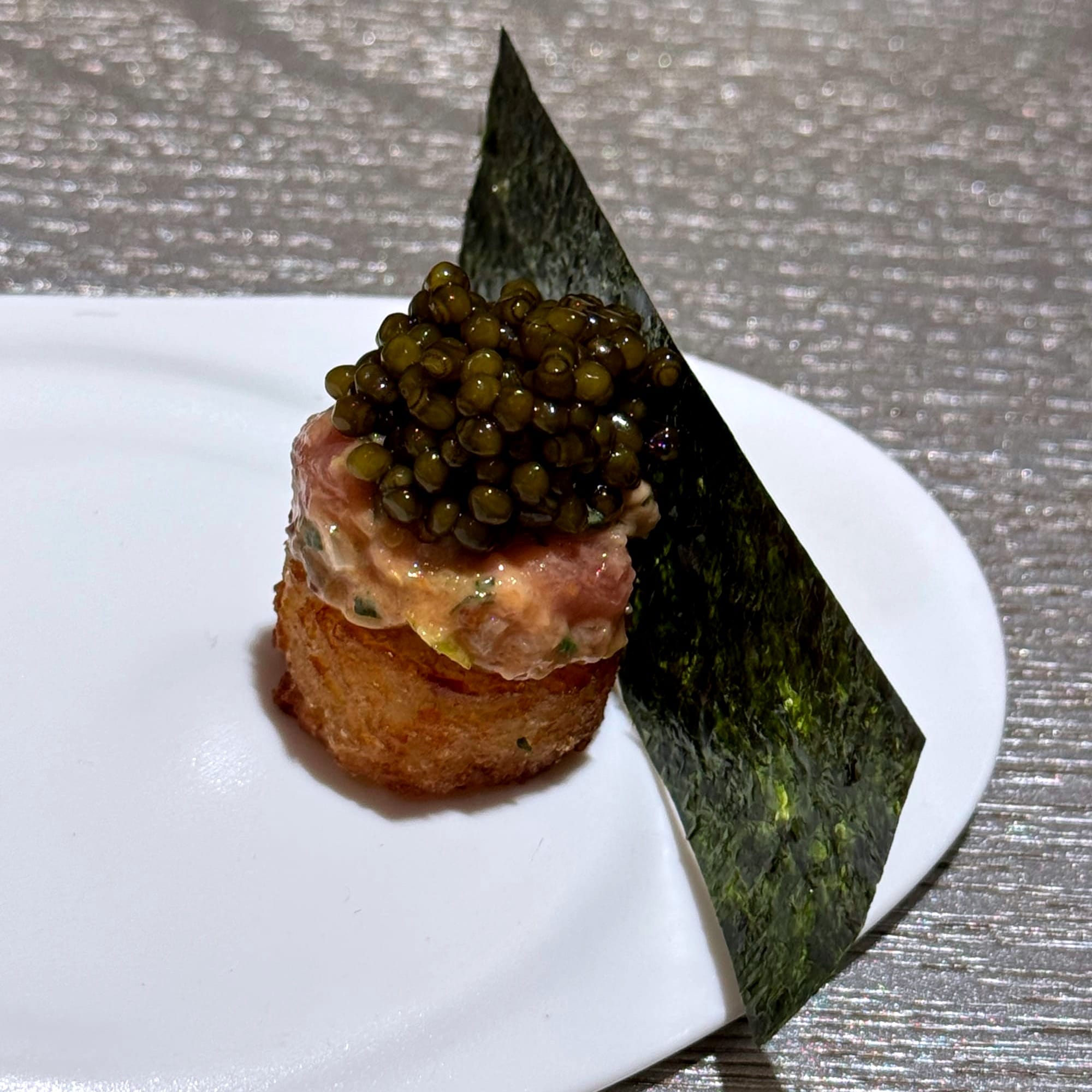 Kei Paris - The maki with fried rice, red tuna tartare, caviar Kristal, nori seaweed.